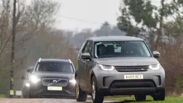Varios vehículos policiales acuden a la residencia del expríncipe Andrés Varios vehículos policiales acuden a la residencia del expríncipe Andrés