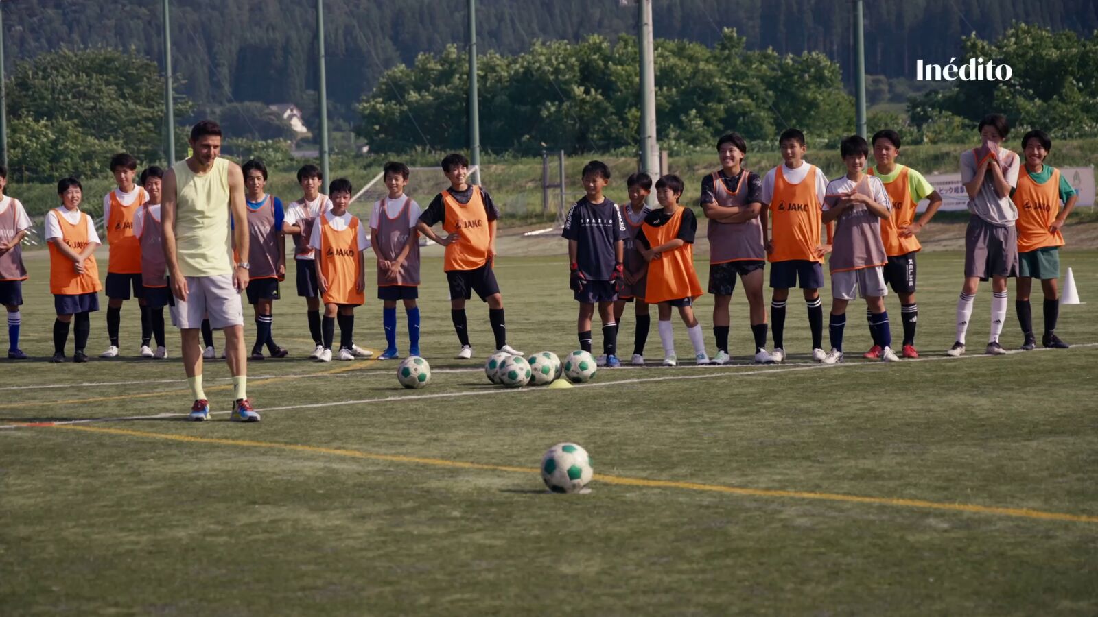 VÍDEO INÉDITO: Joaquín lanza un penalti a un portero de la escuela de fútbol japonés 