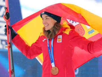 Ana Alonso sonr&iacute;e con el bronce colgado al cuello