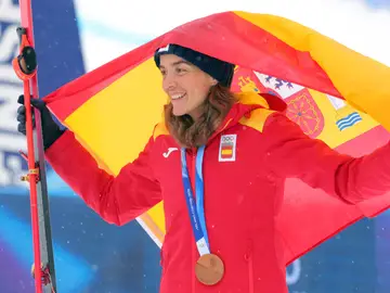 Ana Alonso sonríe con el bronce colgado al cuello Ana Alonso sonríe con el bronce colgado al cuello