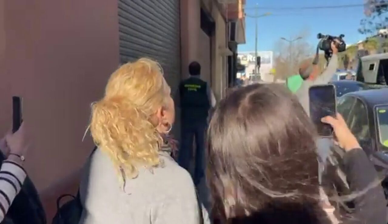 La salida del presunto asesino de Xilxes tras la reconstrucci&oacute;n en su vivienda