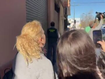 La salida del presunto asesino de Xilxes tras la reconstrucci&oacute;n en su vivienda