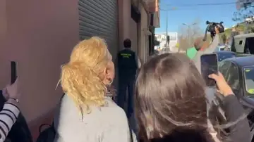 La salida del presunto asesino de Xilxes tras la reconstrucción en su vivienda La salida del presunto asesino de Xilxes tras la reconstrucción en su vivienda