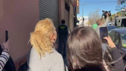La salida del presunto asesino de Xilxes tras la reconstrucci&oacute;n en su vivienda