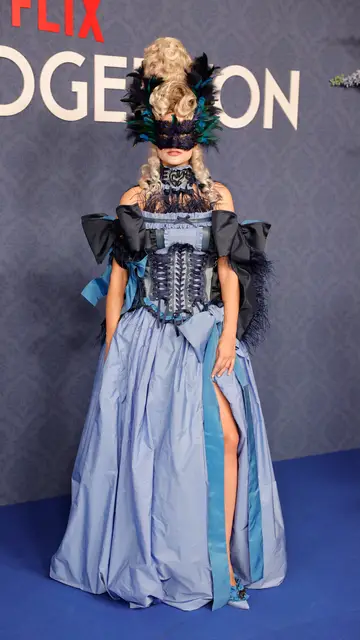 Alba Carrillo en el baile de máscaras de Bridgerton Alba Carrillo en el baile de máscaras de Bridgerton