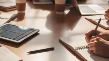 Estudiantes tomando apuntes