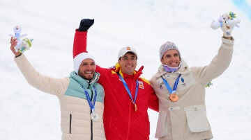 Oriol Cardona, en lo alto del podio junto a Nikita Filippov y Nikita Filippov