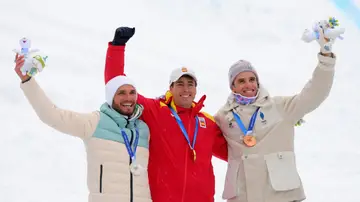 Oriol Cardona, en lo alto del podio junto a Nikita Filippov y Nikita Filippov Oriol Cardona, en lo alto del podio junto a Nikita Filippov y Nikita Filippov