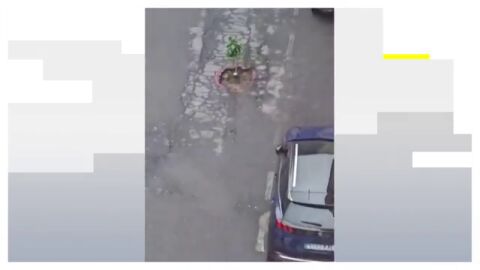 El uso viral que le dan los vecinos de Cangas a la baliza V16 