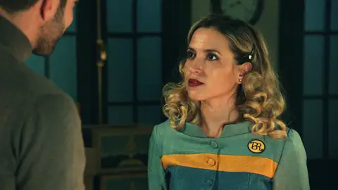 Valentina conoce a Andrés y se queda sin palabras al descubrir que…¡es un De la Reina! Valentina conoce a Andrés y se queda sin palabras al descubrir que…¡es un De la Reina!