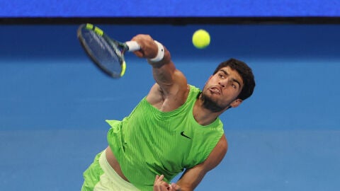 Carlos Alcaraz en acci&oacute;n en Doha