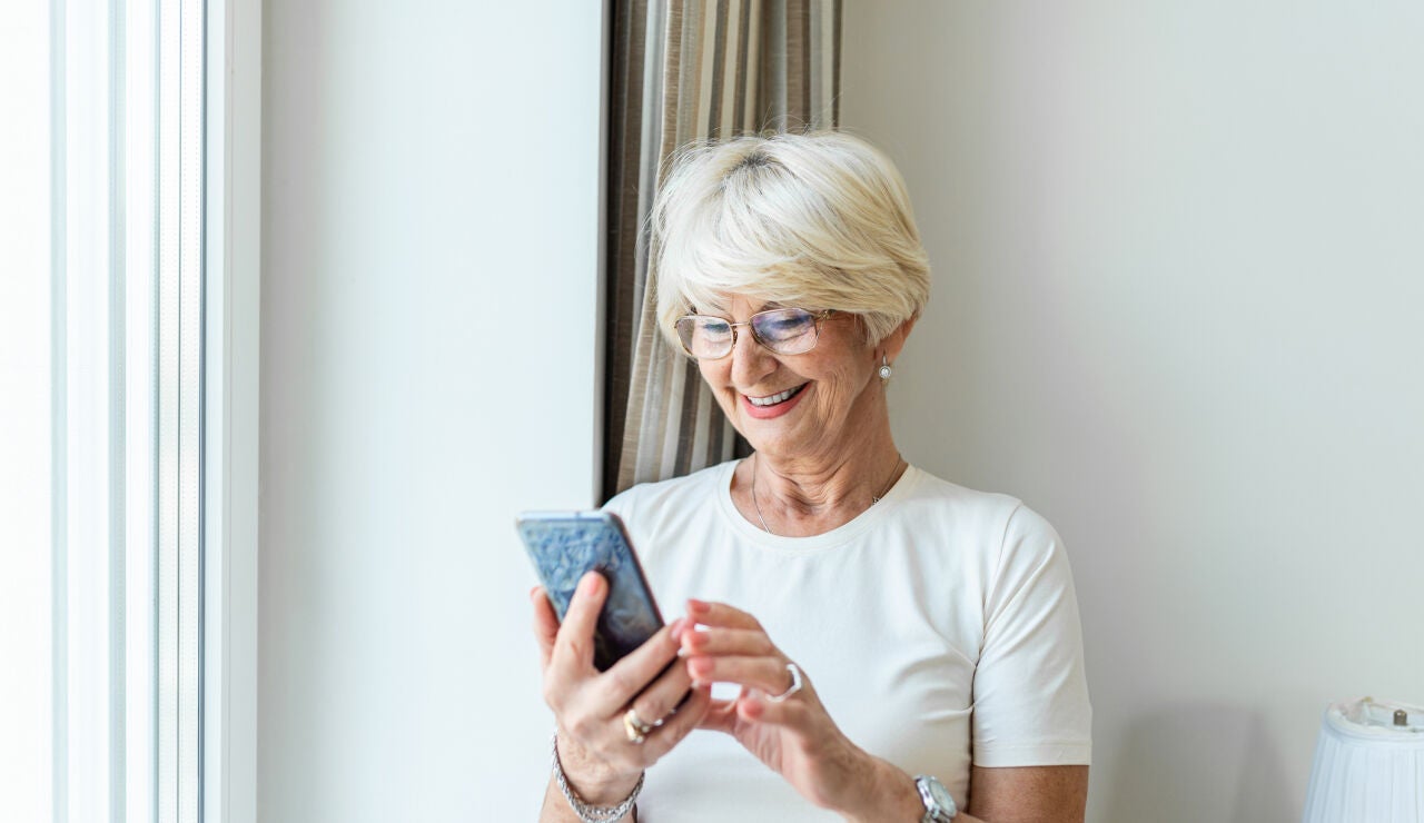Mujer mayor usando un smartphone
