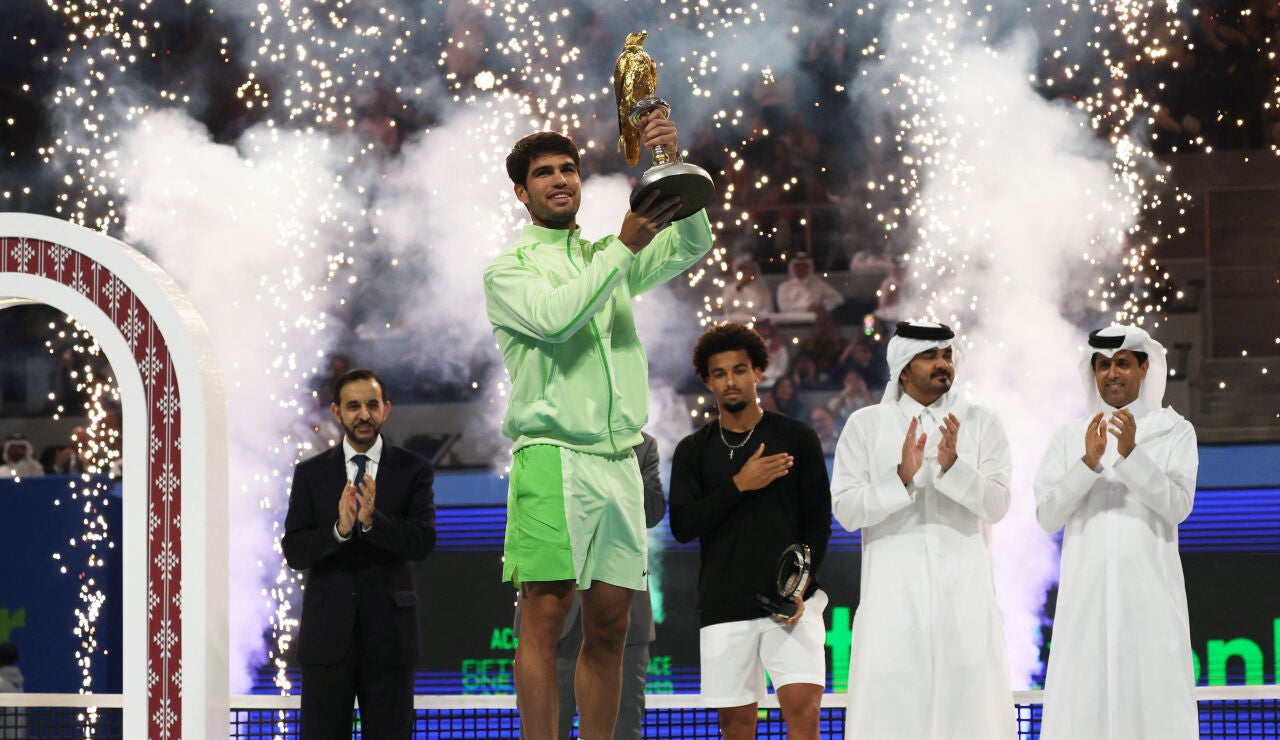 Alcaraz posa con el trofeo de campe&oacute;n del ATP de Doha