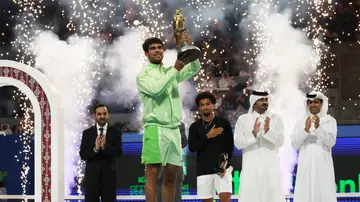 Alcaraz posa con el trofeo de campeón del ATP de Doha Alcaraz posa con el trofeo de campeón del ATP de Doha