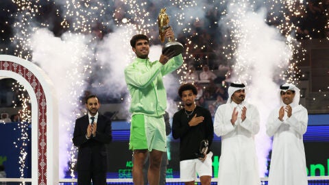 Alcaraz posa con el trofeo de campe&oacute;n del ATP de Doha