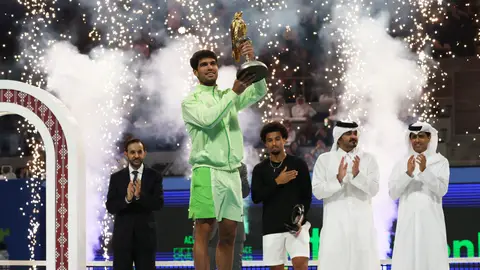 Alcaraz posa con el trofeo de campeón del ATP de Doha Alcaraz posa con el trofeo de campeón del ATP de Doha