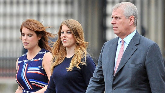 Eugenia y Beatriz de York junto a su padre, Andr&eacute;s, en 2016