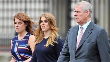 Eugenia y Beatriz de York junto a su padre, Andrés, en 2016 Eugenia y Beatriz de York junto a su padre, Andrés, en 2016