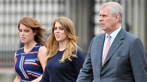 Eugenia y Beatriz de York junto a su padre, Andrés, en 2016 Eugenia y Beatriz de York junto a su padre, Andrés, en 2016
