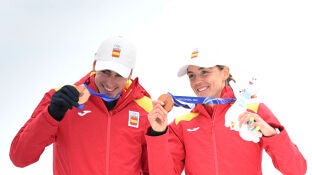 Cardona y Alonso posan con el bronce en esqu&iacute; de monta&ntilde;a