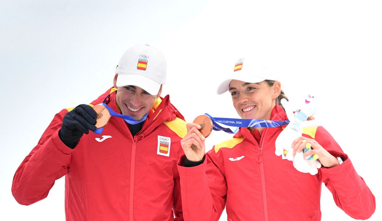 Cardona y Alonso posan con el bronce en esqu&iacute; de monta&ntilde;a