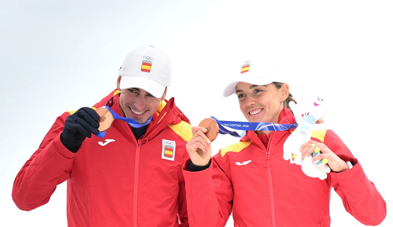 Cardona y Alonso posan con el bronce en esquí de montaña
