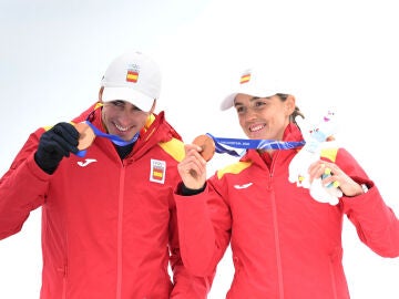 Cardona y Alonso posan con el bronce en esqu&iacute; de monta&ntilde;a