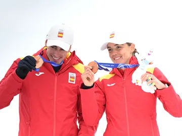 Cardona y Alonso posan con el bronce en esquí de montaña Cardona y Alonso posan con el bronce en esquí de montaña