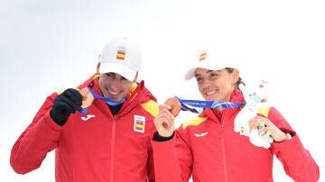 Cardona y Alonso posan con el bronce en esqu&iacute; de monta&ntilde;a