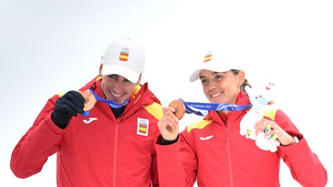 Cardona y Alonso posan con el bronce en esqu&iacute; de monta&ntilde;a