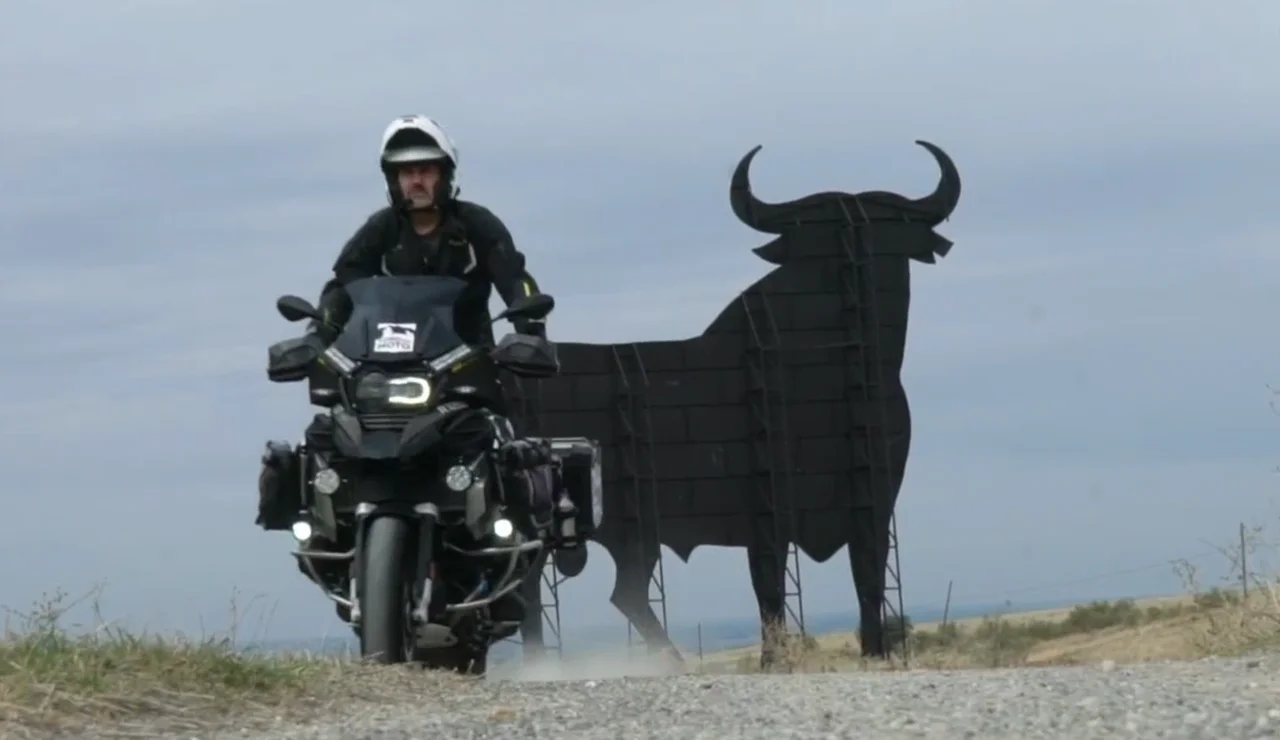 Julio Álamo completa su ruta soñada en moto: visitar todos los toros de Osborne en el mundo