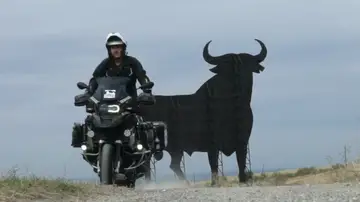 Julio Álamo completa su ruta soñada en moto: visitar todos los toros de Osborne en el mundo Julio Álamo completa su ruta soñada en moto: visitar todos los toros de Osborne en el mundo