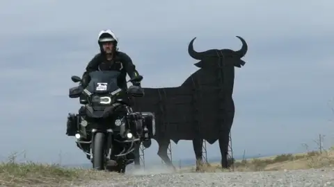 Julio Álamo completa su ruta soñada en moto: visitar todos los toros de Osborne en el mundo Julio Álamo completa su ruta soñada en moto: visitar todos los toros de Osborne en el mundo
