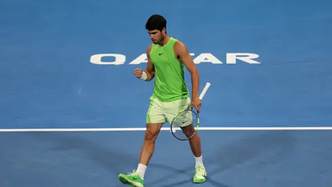Alcaraz celebra un punto en la final del ATP de Doha Alcaraz celebra un punto en la final del ATP de Doha