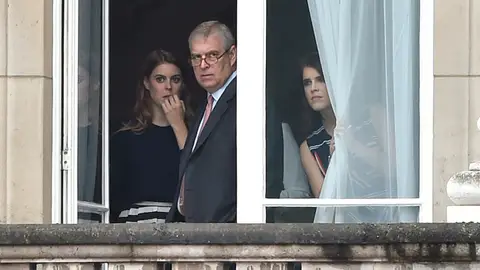 El príncipe Andrés junto a sus hijas en el palacio de Buckingham El príncipe Andrés junto a sus hijas en el palacio de Buckingham