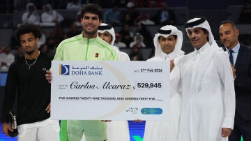 Carlos Alcaraz posa con el cheque de ganador del ATP de Doha