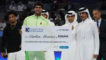 Carlos Alcaraz posa con el cheque de ganador del ATP de Doha Carlos Alcaraz posa con el cheque de ganador del ATP de Doha