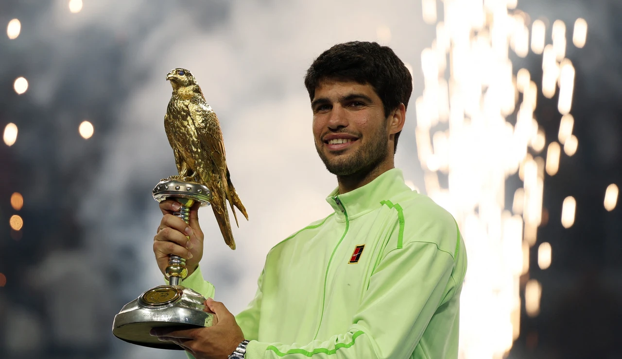 Carlos Alcaraz posa con el trofeo de Doha