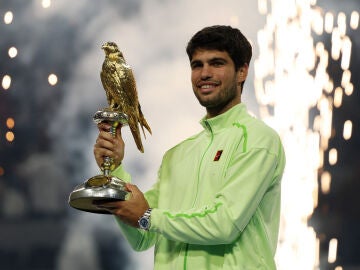 Carlos Alcaraz posa con el trofeo de Doha