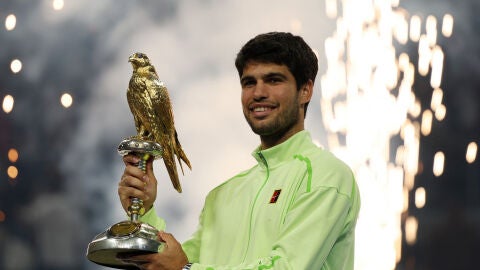 Carlos Alcaraz posa con el trofeo de Doha