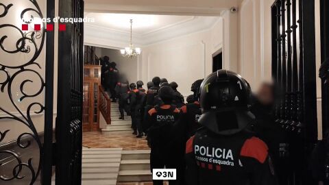 Los Mossos detienen a tres personas por vender drogas sint&eacute;ticas en 13 pisos tur&iacute;sticos para sesiones de 'chemsex' 