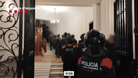 Los Mossos detienen a tres personas por vender drogas sintéticas en 13 pisos turísticos para sesiones de 'chemsex' Los Mossos detienen a tres personas por vender drogas sintéticas en 13 pisos turísticos para sesiones de 'chemsex'