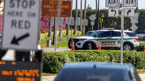 Un vehículo de la Oficina del Sheriff del Condado de Palm Beach patrullando es visto en un control de carretera cerca del club Mar-a-Lago en West Palm Un vehículo de la Oficina del Sheriff del Condado de Palm Beach patrullando es visto en un control de carretera cerca del club Mar-a-Lago en West Palm