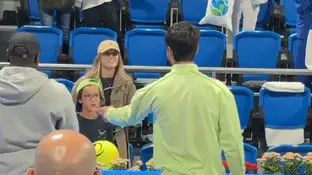 Alcaraz le regala la raqueta a un niño en la grada Alcaraz le regala la raqueta a un niño en la grada