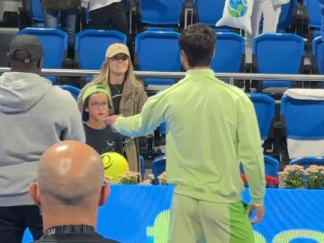 Alcaraz le regala la raqueta a un ni&ntilde;o en la grada
