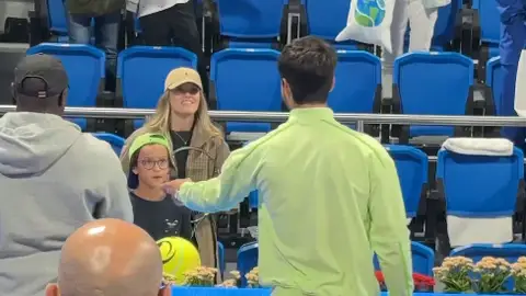 Alcaraz le regala la raqueta a un niño en la grada Alcaraz le regala la raqueta a un niño en la grada