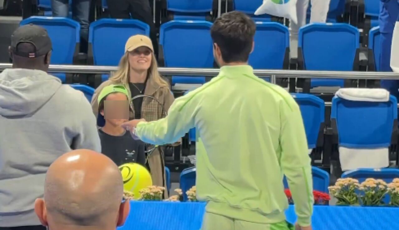 Alcaraz le regala una raqueta al hijo de Joselu