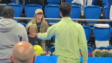 Alcaraz le regala una raqueta al hijo de Joselu Alcaraz le regala una raqueta al hijo de Joselu