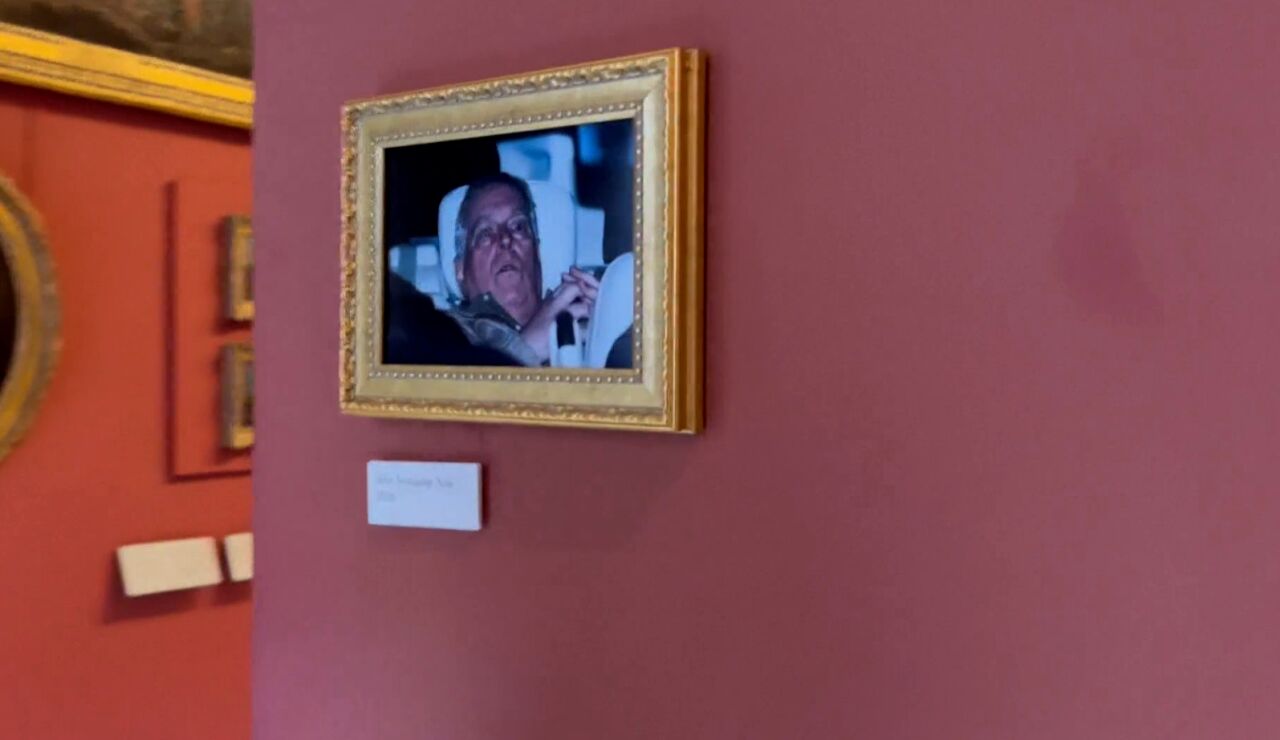 El pr&iacute;ncipe Andr&eacute;s en el Louvre.