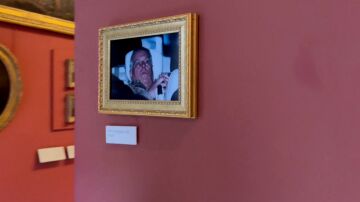 El pr&iacute;ncipe Andr&eacute;s en el Louvre.